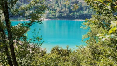 Tenno: il lago azzurro e il borgo medioevale