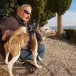 Io parlo con la coda e con le orecchie, lui parla con le mani