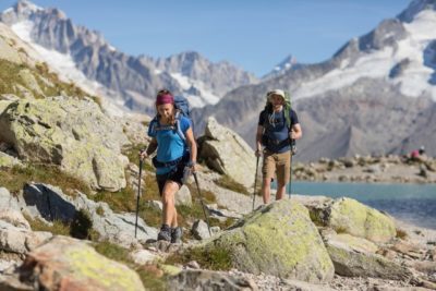 Trekking in montagna: T-shirt Trek 500, gavetta e zaino Decathlon