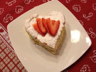 Torta di pan di Spagna con panna e fragole