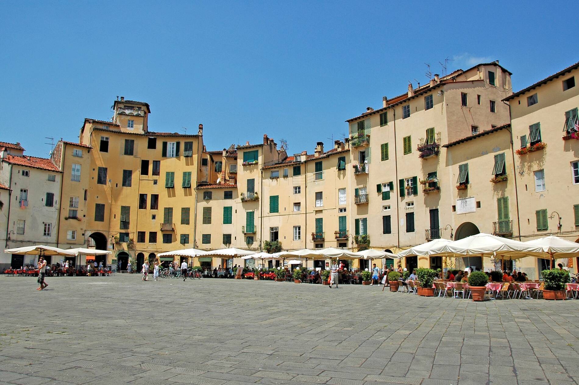 piazza amphitheater of lucca 348488 1920