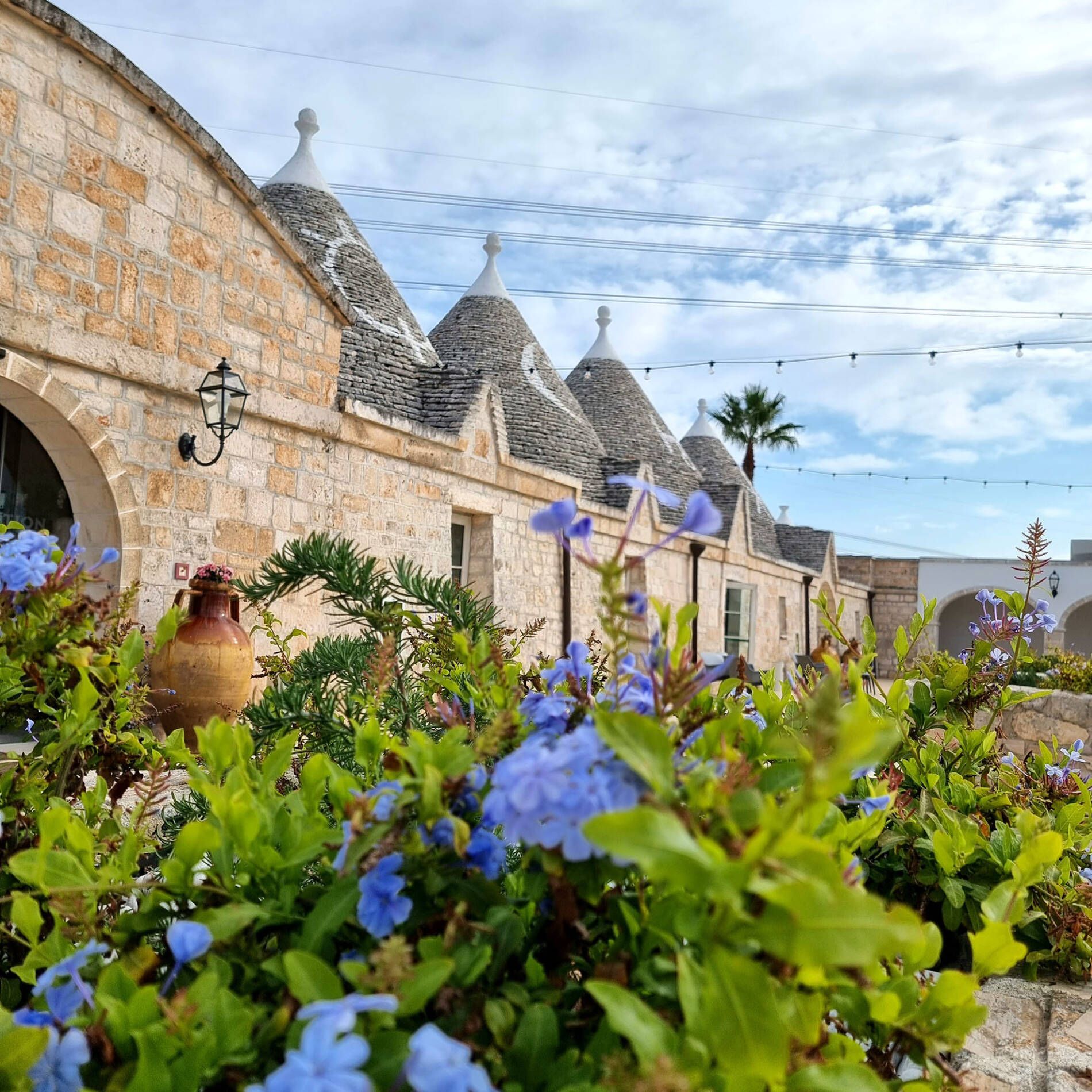 Ingresso hotel e vista risotrante nei trulli