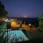 2025-piscina-di-notte-con-luce